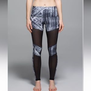 Lululemon Hot To Street PantHeat Wave White Black / Black size 6